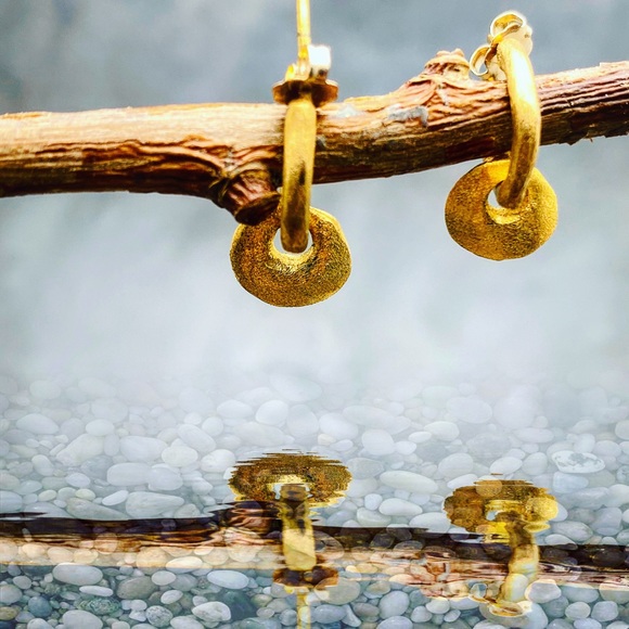 Matana organic formed gold circle earrings - Picture 3 of 5